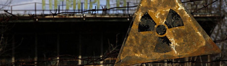 Een radioactief bord hangt aan prikkeldraad buiten een café in Pripyat.