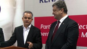 یوکرائن کے صدر (دائیں) ولڈ پلوٹوک (بائیں) اور پیٹرو پورشینکو